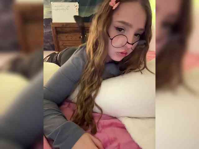 LittleDelora webcam