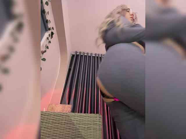 LittleDelora webcam