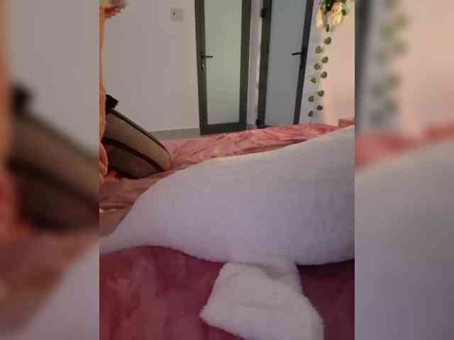 LittleDelora webcam