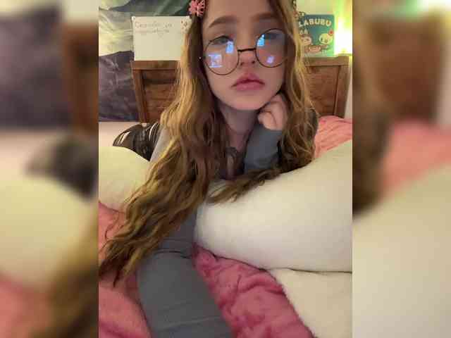 LittleDelora webcam