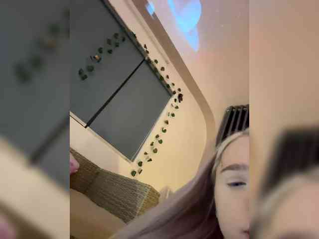 LittleDelora webcam