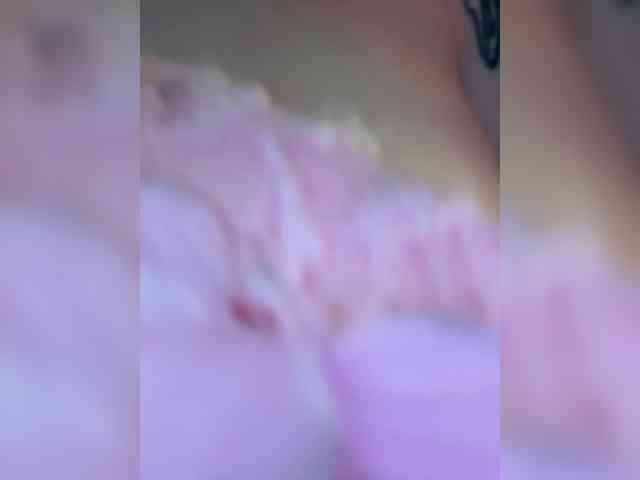 LittleDelora webcam