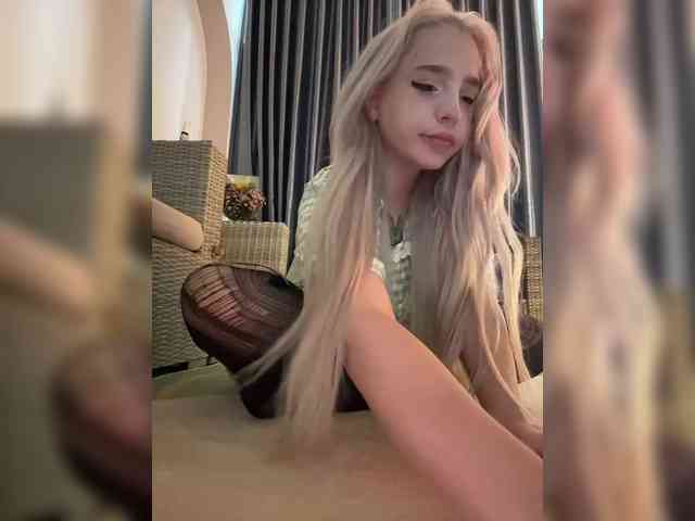 LittleDelora webcam