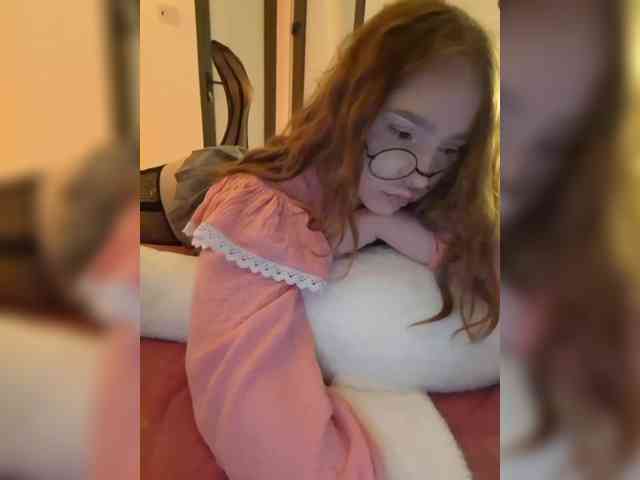 LittleDelora webcam
