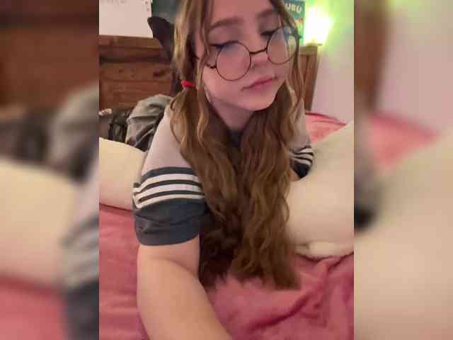 LittleDelora webcam