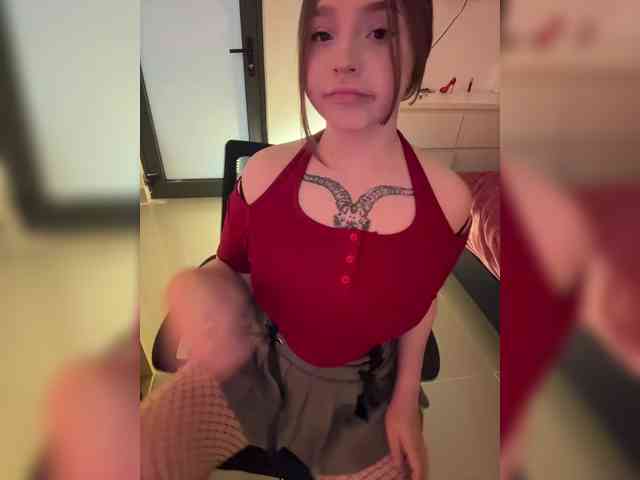 LittleDelora webcam