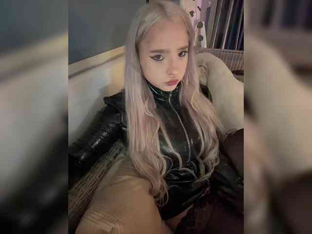 LittleDelora webcam