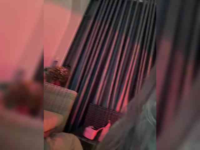 LittleDelora webcam