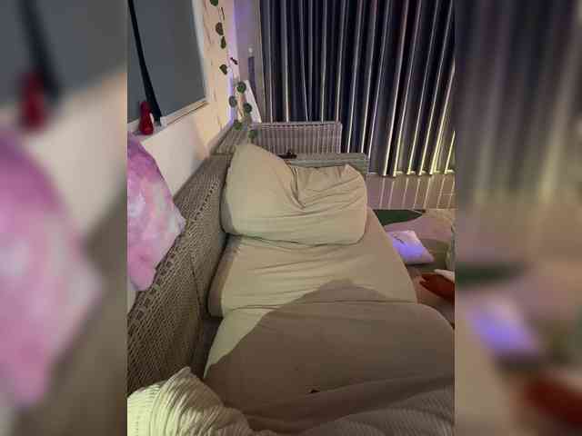 LittleDelora webcam