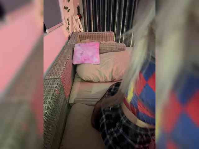 LittleDelora webcam