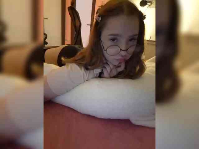 LittleDelora webcam