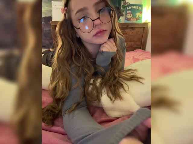 LittleDelora webcam