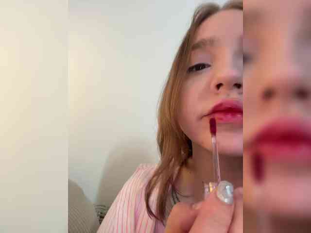 LittleDelora webcam