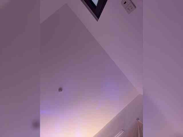 LittleDelora webcam