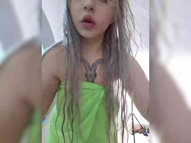 LittleDelora webcam
