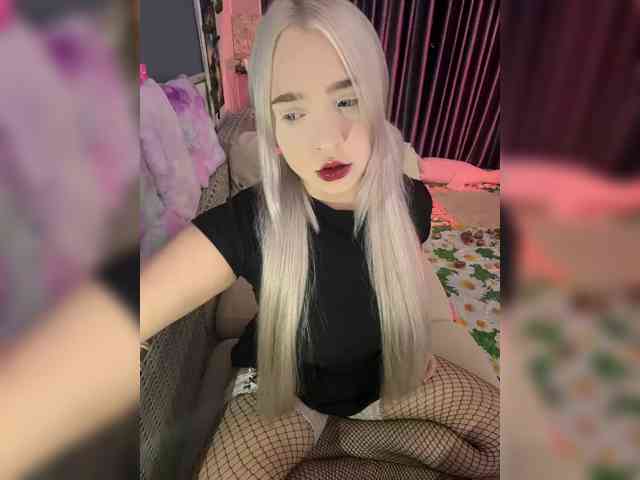 LittleDelora webcam