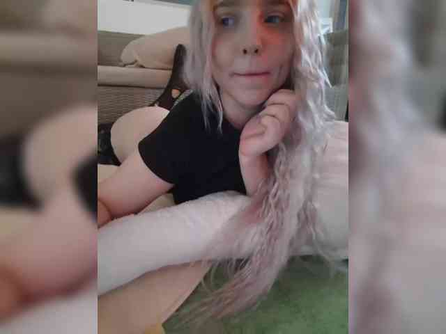 LittleDelora webcam