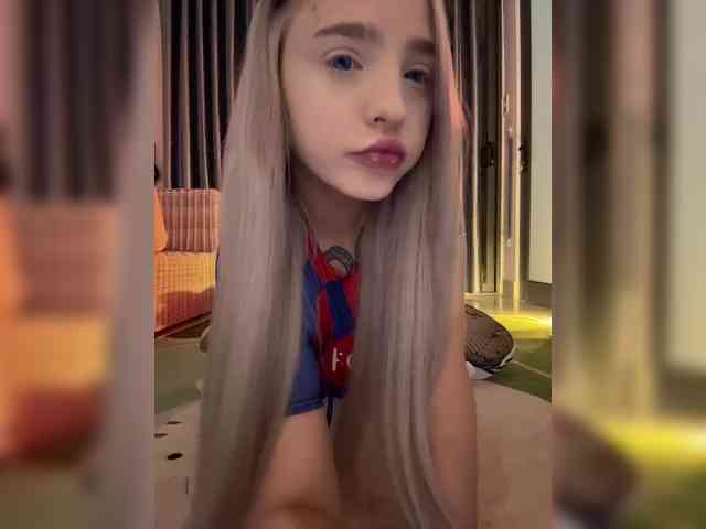 LittleDelora webcam