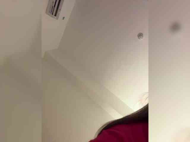 LittleDelora webcam