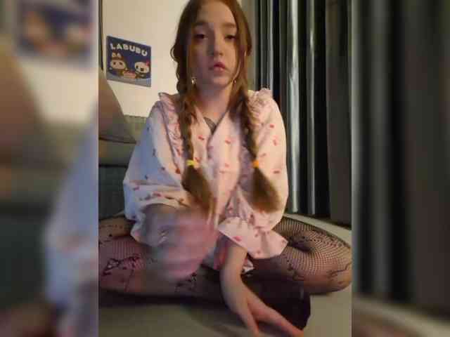 LittleDelora webcam