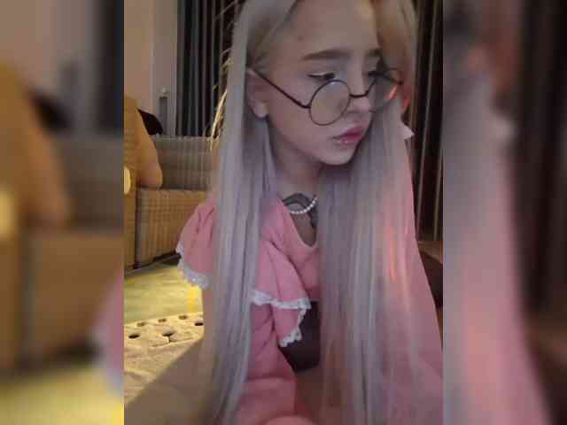 LittleDelora webcam