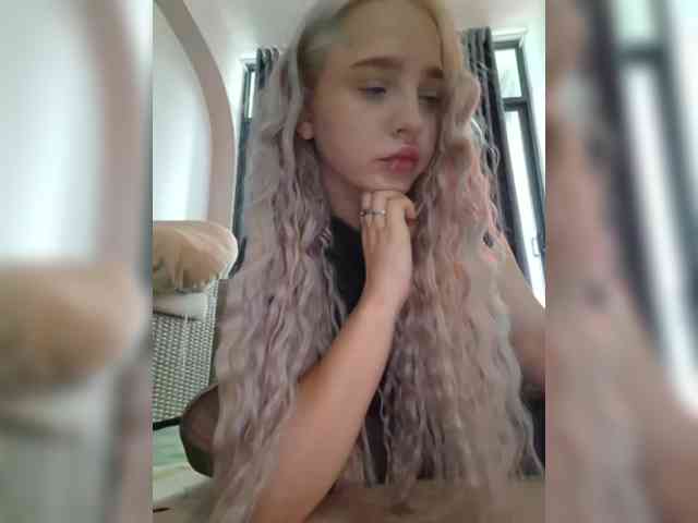 LittleDelora webcam