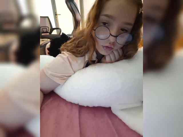 LittleDelora webcam