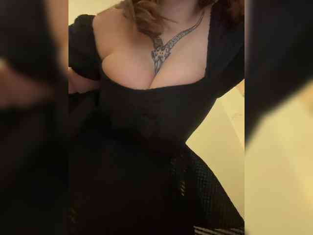 LittleDelora webcam