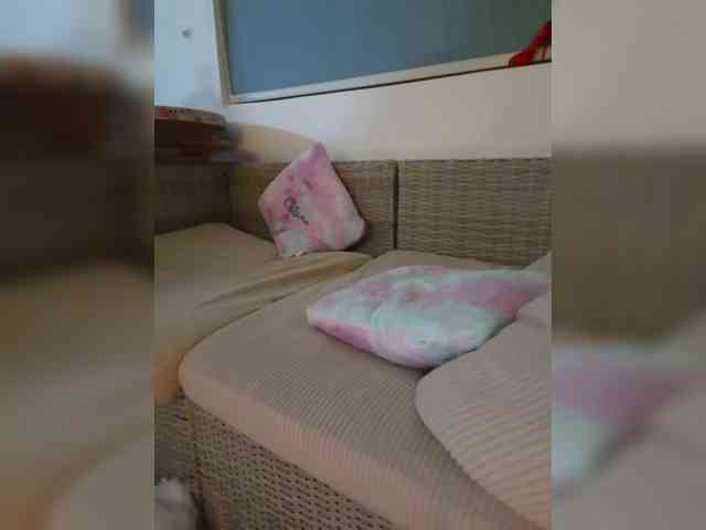 LittleDelora webcam