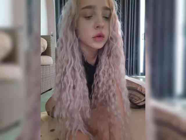 LittleDelora webcam