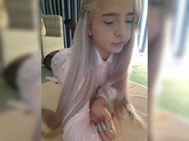 LittleDelora webcam