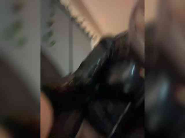 LittleDelora webcam