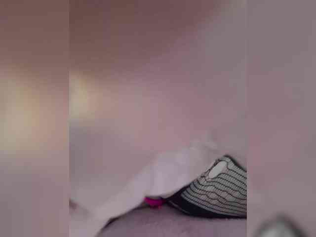 LittleDelora webcam