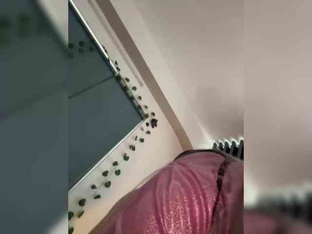 LittleDelora webcam