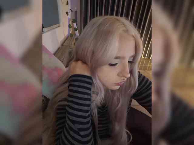 LittleDelora webcam