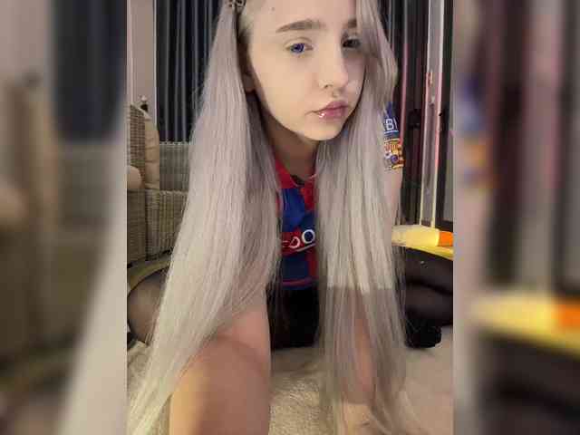 LittleDelora webcam