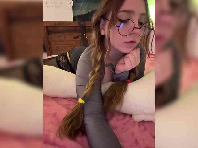 LittleDelora webcam