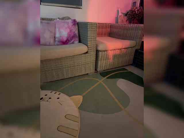 LittleDelora webcam