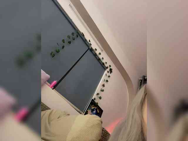 LittleDelora webcam