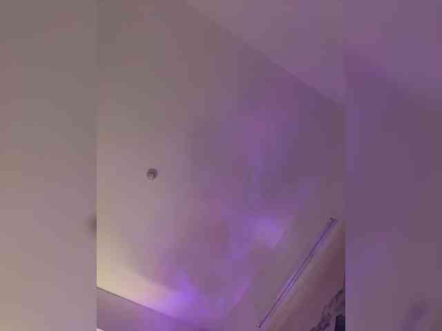 LittleDelora webcam