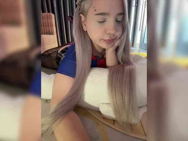 LittleDelora Live Webcam on BongaCams