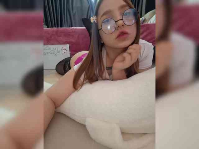 LittleDelora webcam