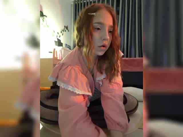 LittleDelora webcam