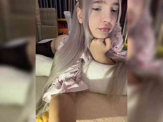 LittleDelora bongacams
