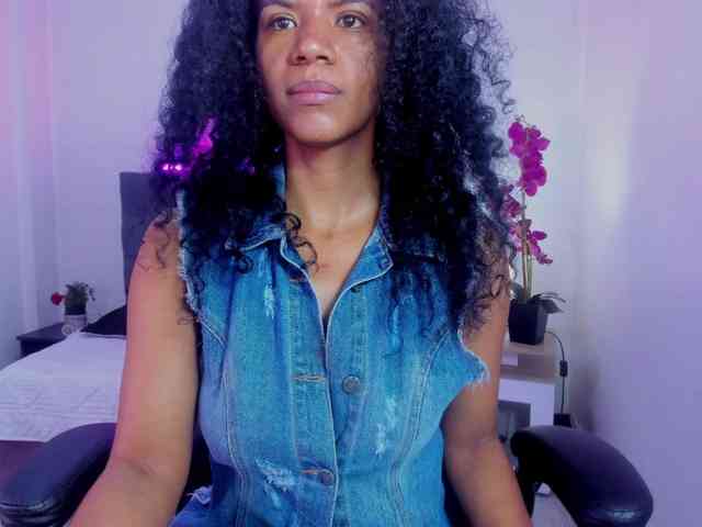 Ellie-Alves Ellie-Alves