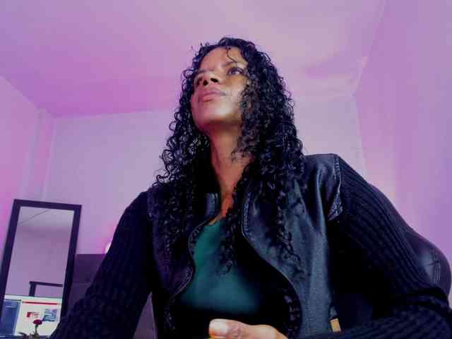 Ellie-Alves Ellie-Alves