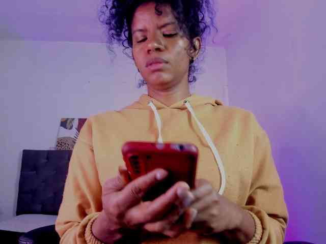 Ellie-Alves Ellie-Alves