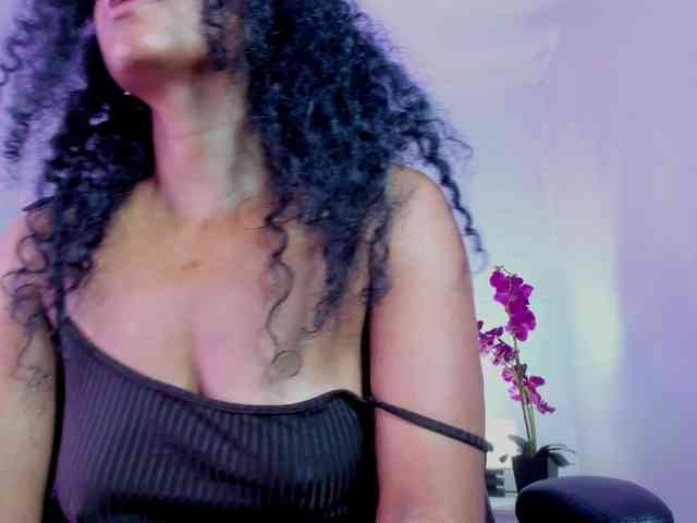 Ellie-Alves Ellie-Alves