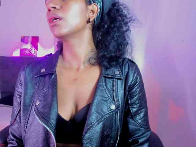 Ellie-Alves Ellie-Alves