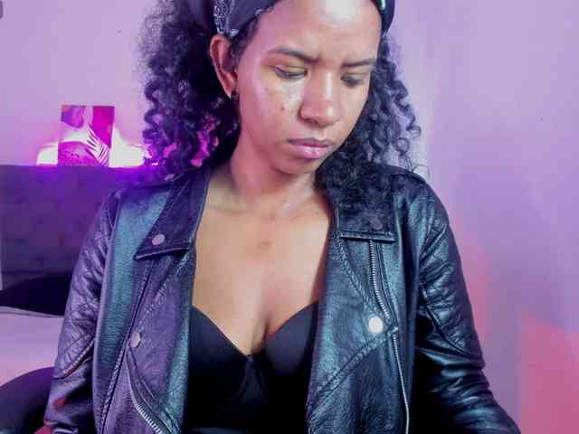 Ellie-Alves Ellie-Alves